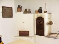 Zidani štedilnik s kotličkom za vodo, pečico in komoro za sušenje